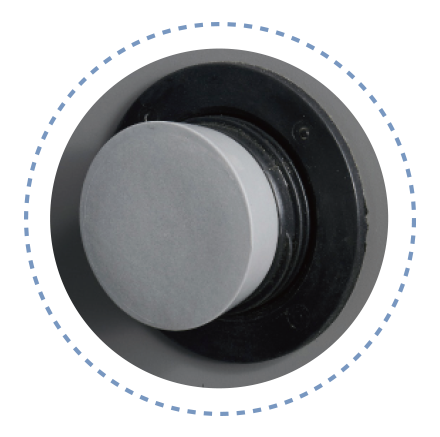 Deux ports de câble (Ø100 mm), un de chaque côté, fournis avec des bouchons et des capuchons en caoutchouc souple gris.